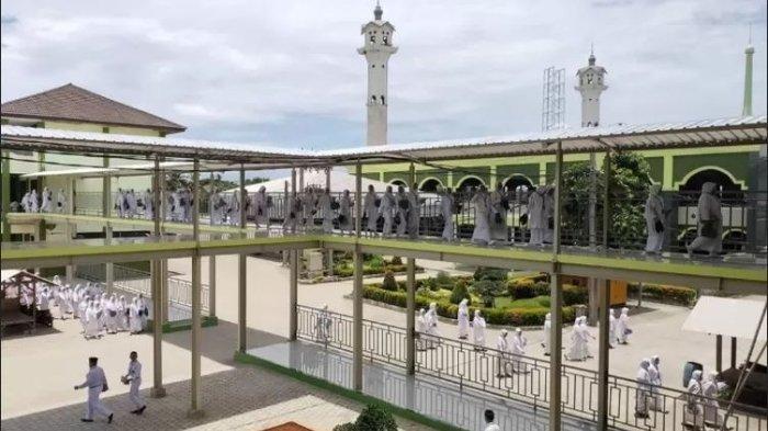 Potret Jembatan Penyeberang Orang (JPO) khusus santriwati Ponpes Daar El-Qolam (Darqo), Gintung menuju gedung sekolah atau ruang kelas.