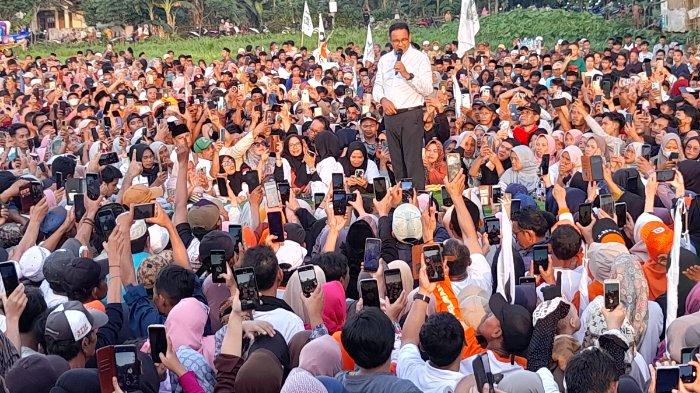 Calon Presiden nomor urut 1, Anies Baswedan melakukan kampanye di Kecamatan Padarincang, Kabupaten Serang, Banten, Selasa (30/1/2024).
