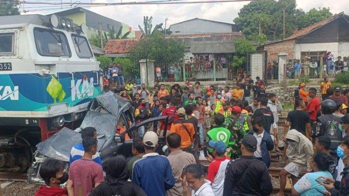 Ka Argo Sindoro Tabrak Mobil Di Tambun Begini Detik Detik Ibu Dan Anak