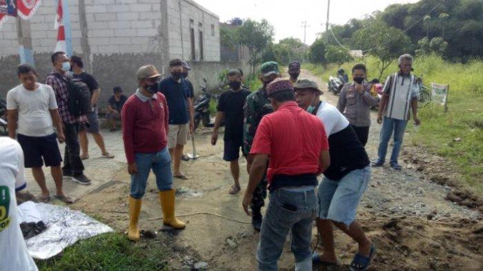 Kelurahan Panggungjati, Kecamatan Taktakan, Kota Serang gotong royong dan galang dana membangun jalan rusak menuju perumahan.
