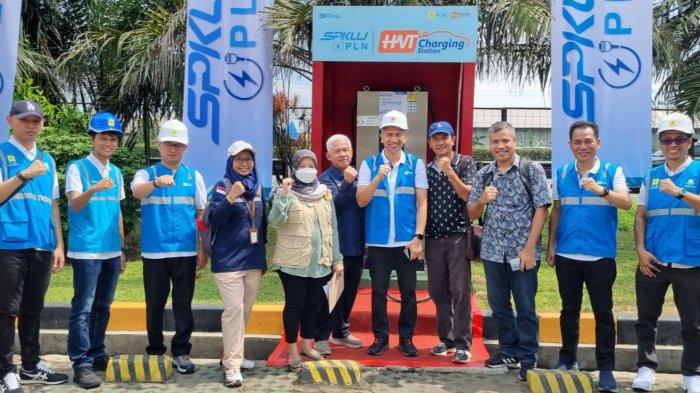 Itjen Kementerian ESDM mengecek kesiapan stasiun pengisian kendaraan listrik umum (SPKLU) 10 titik di Provinsi Banten. Pengecekan bersama GM PLN UID Banten, Abdul Mukhlis, ini untuk memastikan kenyamanan masyarakat pengguna mobil listrik yang mudik Lebaran 2024.