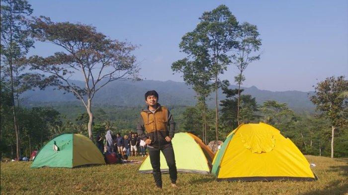 Wisata Bukit Waruwangi di Kecamatan Cinangka, Kabupaten Serang, Banten dapat menjadi tempat kemping yang asyik bagi tribuners. Udara di sini cukup sejuk, tidak terlalu dingin.