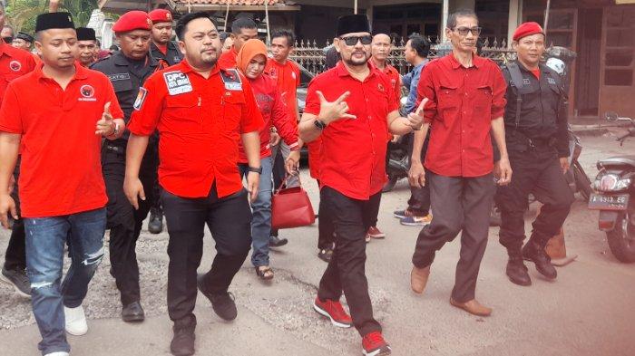 Ketua DPC Partai PDIP Kota serang, Bambang Janoko bersama para kader PDIP Kota Serang.