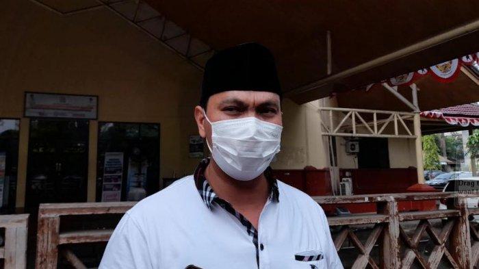 Ketua DPC Partai Gerindra Kota Serang, Budi Rustandi saat ditemui di depan Kantor Disdukcail Kota Serang, Rabu (25/8/2021)