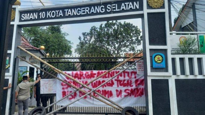 KISRUH SPMB - SMAN 10 Tangsel, diblokir oleh warga 07/08 Kampung Tegal Rotan, Kelurahan Sawah Baru, Kecamatan Ciputat, Kota Tangsel, Jumat (4/7/2025).