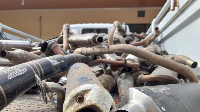 Ditlantas Polda Banten memusnahkan 1.023 knalpot brong atau bising hasil operasi yang dilakukan selama tiga bulan terakhir.