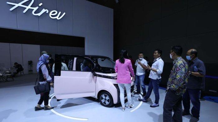 Pengunjung menyaksikan mobil listrik Wuling Air Ev di ajang Periklindo Electric Vehicle Show (PEVS) 2022 di JIExpo Kemayoran, Rabu (27/7/2022). Selain desainnya yang compact, pengisian daya Air ev bisa dilakukan di rumah dengan memperhatikan terlebih dahulu kapasitas listrik rumah, mengusung konsep easy home charging.
