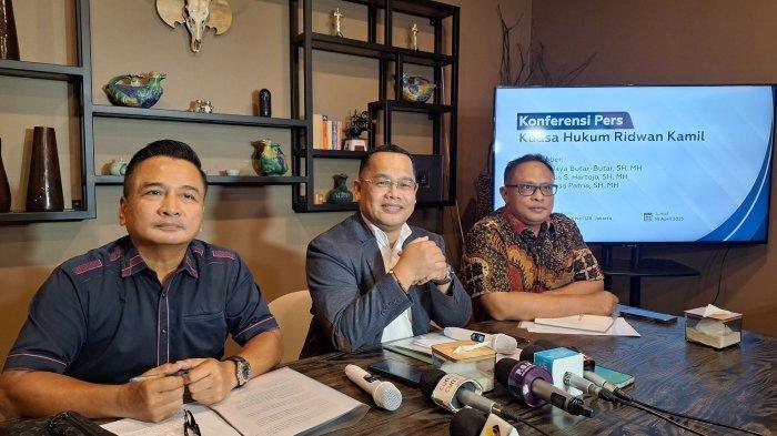 RK LAPORKAN LISA - Ridwan Kamil alias RK melalui tim kuasa hukumnya, Heribertus Hartojo (kiri) bersama dengan timnya, Muslim Jaya Butarbutar, dan Widya Nusa Patria menyebut, sudah melaporkan Lisa Mariana ke Bareskrim Mabes Polri. 