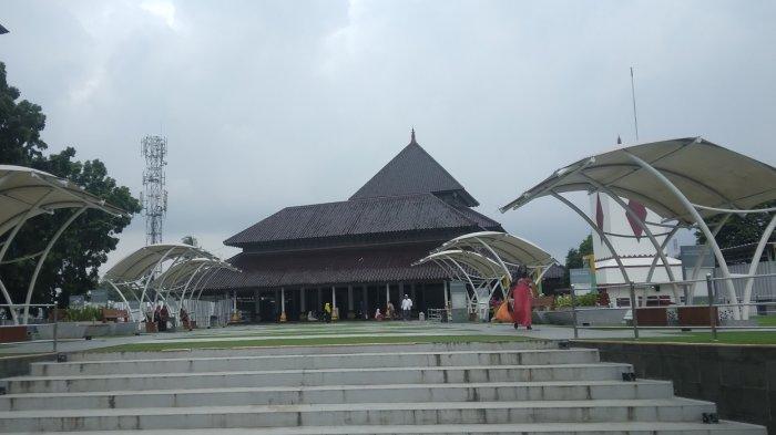 Masjid Ats-Tsauroh Kota Serang.