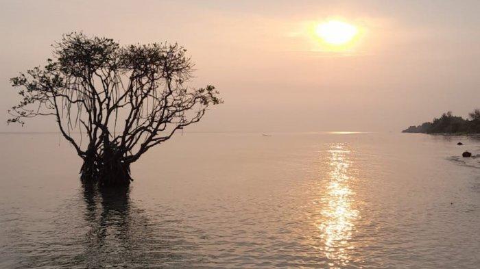 Matahari terbenam di Pantai Cemara, Pulau Tunda, Kabupaten Serang, Sabtu (11/9/2021).