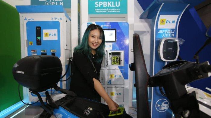 Berdasarkan hitungan PLN, kendaraan listrik mampu menghemat biaya operasional hingga 75 persen dibandingkan menggunakan bahan bakar minyak (BBM).