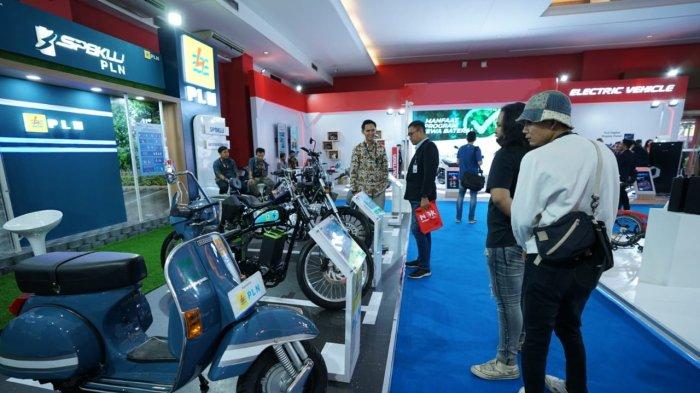 Tak hanya mendukung, PLN juga terlibat aktif dalam Indonesia International Motor Show (IIMS) 2023. Dalam pameran otomotif tahunan yang dibuka secara resmi Presiden Joko Widodo itu, PLN menampilkan berbagai produk dan atraksi menarik untuk mendorong minat masyarakat terhadap kendaraan listrik.