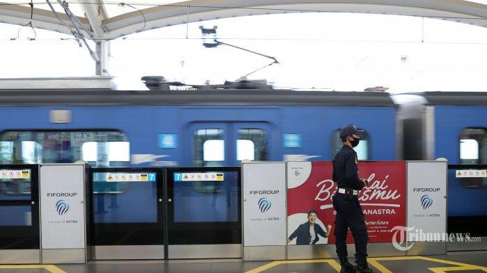 Petugas Moda Raya Terpadu (MRT) Jakarta saat berjaga di stasiun Blok M, Jakarta Selatan, Senin (20/4/2020). PT MRT Jakarta (Perseroda) menerapkan selang waktu keberangkatan antar kereta menjadi 30 menit sekali mulai Senin, 20 April 2020. Hal itu sebagai bagian dari dukungan penerapan pembatasan Sosial Berskala Besar (PSBB) di DKI Jakarta. Selain itu, tiga stasiun tidak akan beroperasi melayani penumpang diantaranya yaitu Stasiun Haji Nawi, Blok A, dan ASEAN.