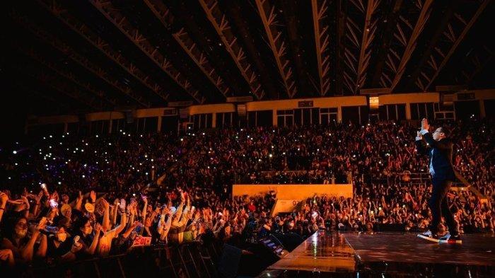 Musisi sekligus penyanyi legendaris Ari Lasso akan menggelar konser di Tennis Indoor Senayan Jakarta pada 8 Juli 2023. Cek harga tiket dan cara membelinya di sini.