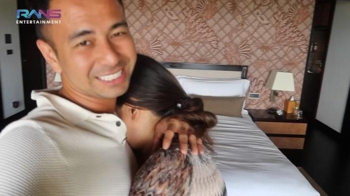 Nagita Slavina nangis dan peluk Raffi Ahmad, Rabu (22/2/2023). FOTO: Nagita Slavina peluk Raffi Ahmad sebagaimana diunggah dalam YouTube RANS Entertainment, Selasa (21/2/2023).