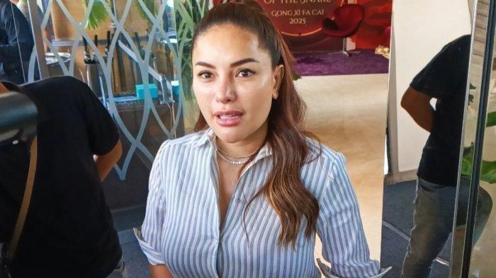 DIPERIKSA SEBAGAI TERSANGKA - Penyidik Direktorat Reserse Siber Polda Metro Jaya memeriksa artisNikita Mirzani sebagai tersangka pemerasan Reza Gladys, Selasa (4/3/2025) pagi. Foto Nikita Mirzani saat di kawasan Dharmawangsa, Kebayoran Baru, Jakarta Selatan, Jumat (14/2/2025).