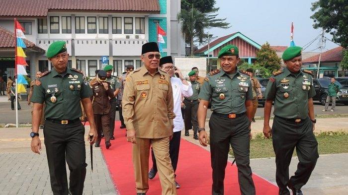 Pangdam Jaya Mayjen Mohamad Hasan bersama Wali Kota Tangerang Selatan Benyamin Davnie. Pemkot Tangerang Selatan mengusulkan pembangunan Markas Kodim di Kota Tangerang Selatan dan rencana ini akan diwujudukan tahun depan.