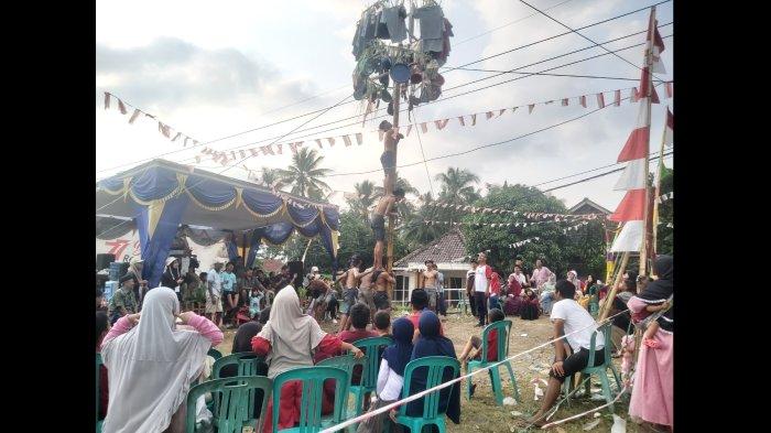Ilustrasi lomba panjat pinang