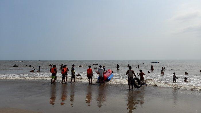Pengunjung berada di Pantai Fl Florida Indah, Cinangka, Kabupaten Serang, Minggu (16/5/2021) pukul 13.00.
