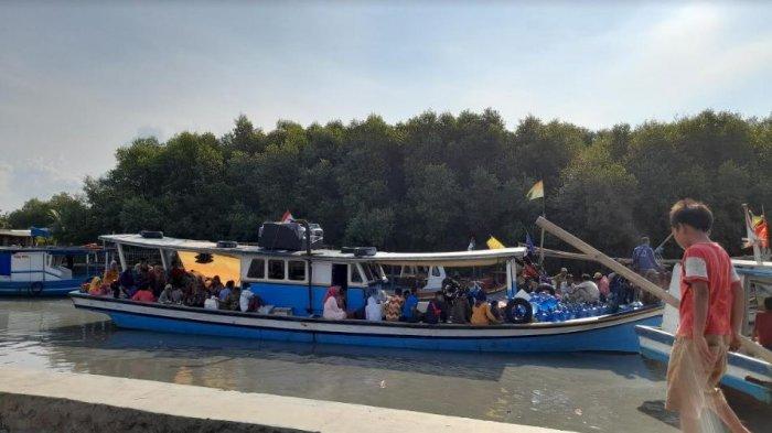 Di Pantai Gope, wisatawan bisa menaiki perahu dengan membayar Rp 10 ribu per orang.