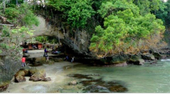 Pantai Karang Bolong.