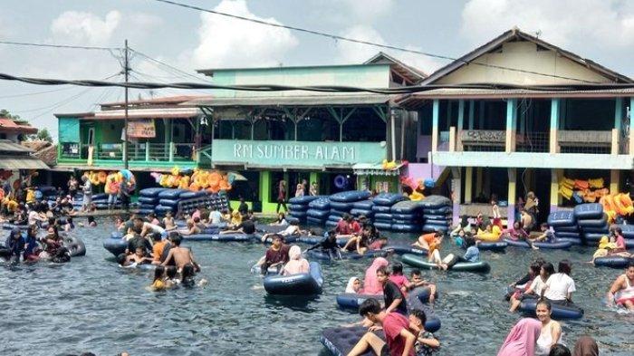 Wisata pemandian Cikoromoy di Kabupaten Pandeglang, Banten pada Minggu (16/5/2021).