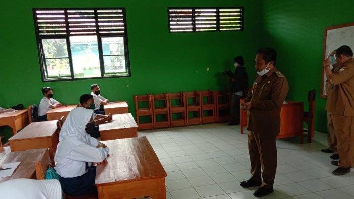 Penerapan protokol kesehatan pencegahan Covid-19 dalam kegiatan belajar mengajar di sekolah SMPN 11 Kota Serang, Banten, pada Selasa (18/8/2020).