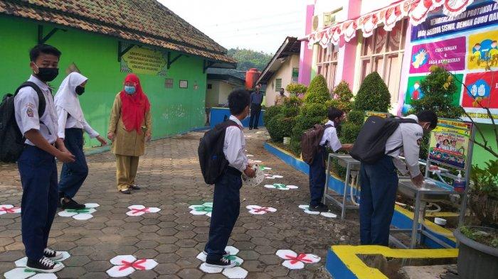Penerapan protokol kesehatan pencegahan Covid-19 dalam kegiatan belajar mengajar di sekolah SMPN 11 Kota Serang, Banten, pada Selasa (18/8/2020).