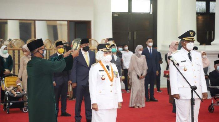Pengambilan sumpah kepada Bupati Serang Ratu Tatu Chasanah dan Wakil Bupati Serang Pandji Tirtayasa saat pelantikan di Pendopo Gubernur Banten, Jumat (26/2/2021).