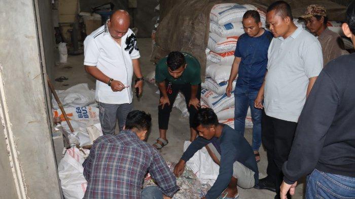 Bos beras oplosan berinisial SK (52) tak berkutik saat digerbek jajaran Polres Serang, pada Minggu 3 Maret 2024.