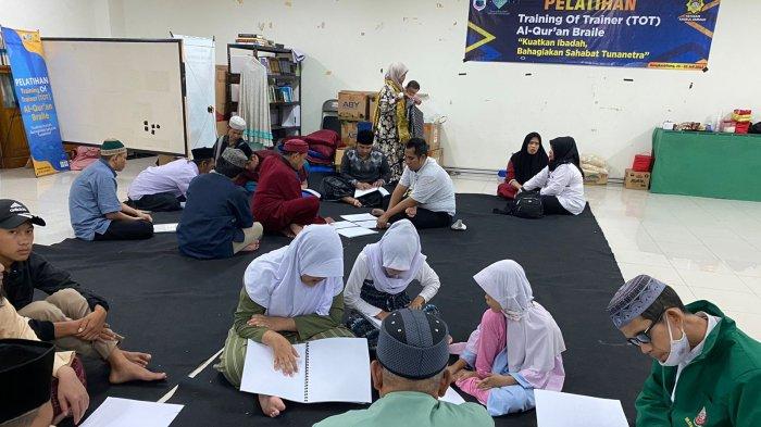 Peserta sedang belajar membaca Al-Qur'an Braille di Masjid Agung Al-A'raaf Rangkasbitung, Rabu (27/7/2022).