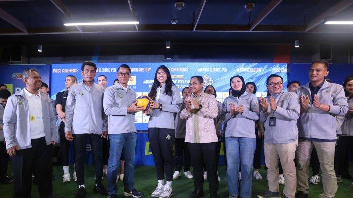 Pemberian simbolik bola voli dari Direktur Utama PLN Darmawan Prasodjo (ketiga dari kiri) kepada Kapten tim Jakarta Electric PLN Yolla Yuliana (keempat dari kiri) didampingi oleh Pembina tim voli putri Jakarta Electric PLN Tedi Bharata (keempat dari kanan), Pembina tim voli putri Jakarta Electric PLN Yusuf Didi Setiarto (kiri), Pengarah tim voli putri Jakarta Electric PLN Alois Wisnuhardana (kedua dari kanan), Ketua Umum tim voli putri Jakarta Electric PLN Arsyadany G. Akmalaputri (ketiga dari kanan), Ketua Umum tim voli putri Jakarta Electric PLN Gregorius Adi Trianto (kanan), dan Head coach Jakarta Electric PLN Chamnan Dokmai (kedua dari kiri) yang menandakan telah diresmikannya tim voli putri Jakarta Electric PLN untuk berlaga di PLN Mobile Proliga 2024.