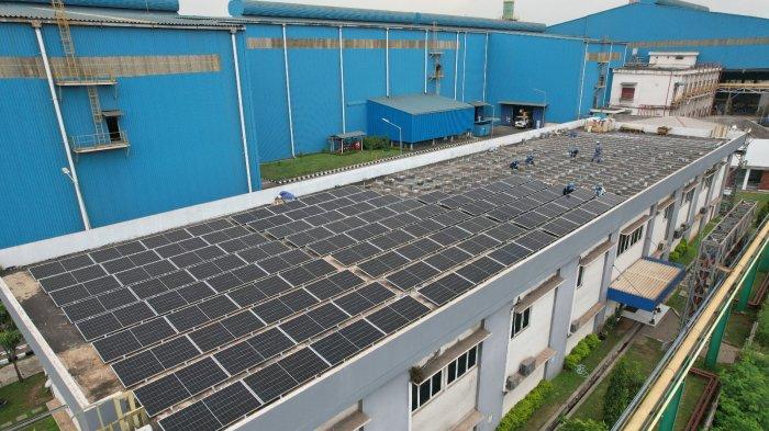 PT Krakatau Chandra Energi (KCE) selesai melakukan pembangunan dan penyaluran energi melalui Pembangkit Listrik Tenaga Surya (PLTS) Rooftop berkapasitas 1,2 MWp di atap Hot Rolling Plant (HRP) PT Krakatau Posco (KP).