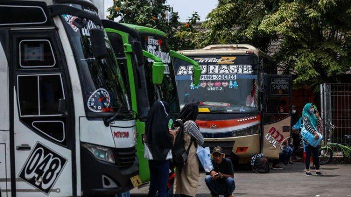 Polisi menghalau mobil bus yang membawa penumpang di jalan tol Jakarta-Cikampek untuk keluar ke Gerbang tol Cikarang Barat, Kabupaten Bekasi, Jawa Barat, Jumat (24/4/2020). Larangan mudik mulai diberlakukan 24 April 2020 pukul 00.00 WIB. Polda Metro Jaya melarang kendaraan pribadi baik motor atau mobil dan kendaraan umum berpenumpang keluar dari wilayah Jabodetabek menyusul adanya kebijakan PSBB dan larangan mudik.
