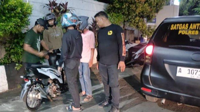 PREMAN PASAR - Tim Jawara Street Crime Polres Cilegon telah mengamankan dua orang pelaku pemalakan kepada supir di Pasar Kranggot, Kota Cilegon, Kamis (1/5/2025)