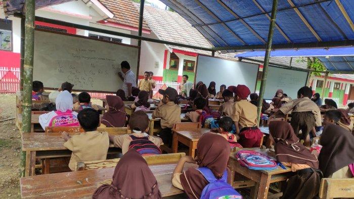 Siswa SDN Kiarajangkung yang berada di Kecamatan Cibitung, Kabupaten Pandeglang harus rela belajar di tenda darurat.