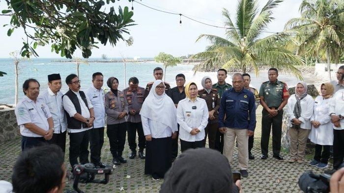 Seusai rapat bersama Forkopimda Kabupaten Serang di Hotel MaxOne Anyer, Rabu (13/12/2023), Bupati Serang Ratu Tatu memastikan kawasan Pantai Anyer-Cinangka aman dan nyaman bagi para wisatawan yang ingin menikmati liburan Natal dan tahun baru.
