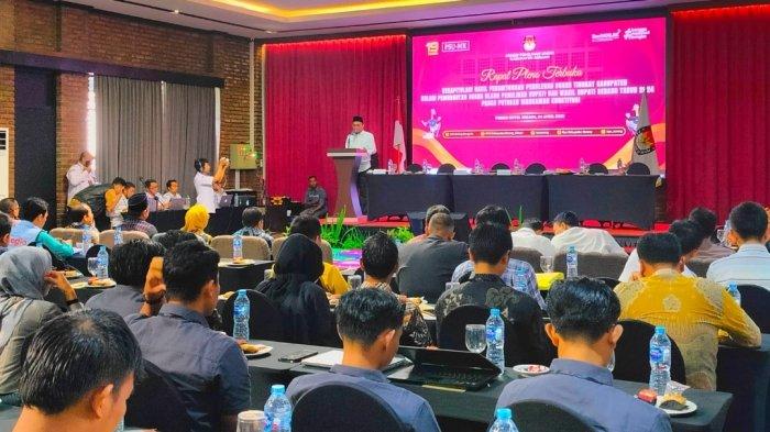 Momen pembukaan rapat pleno terbuka rekapitulasi hasil penghitungan perolehan suara tingkat kabupaten serang, Kamis (24/4/2025).
