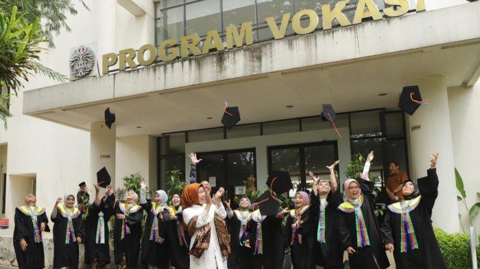 Bupati Serang Ratu Tatu Chasanah saat berfoto bersama 12 mahasiswa penerima beasiswa Pemkab Serang pasca-wisuda di kampus Universitas Indonesia, Depok, Minggu (11/9/2022).