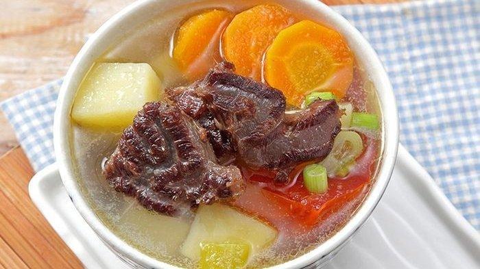 masakan sop daging segar dengan bahan-bahan berkualitas
