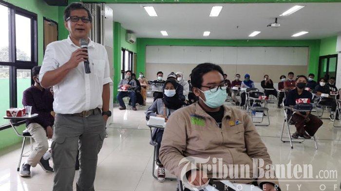 Pengamat politik, Rocky Gerung saat mengisi materi seminar di Universitas Sultan Ageng Tirtayasa, Rabu (16/6/2021)
