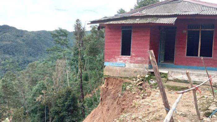Potret sebuah rumah di Kampung Lebak Manggah, Desa Cidikit, Kecamatan Bayah, Kabupaten Lebak yang sekelilingnya mengalami longsor, Jumat (12/6/2024).