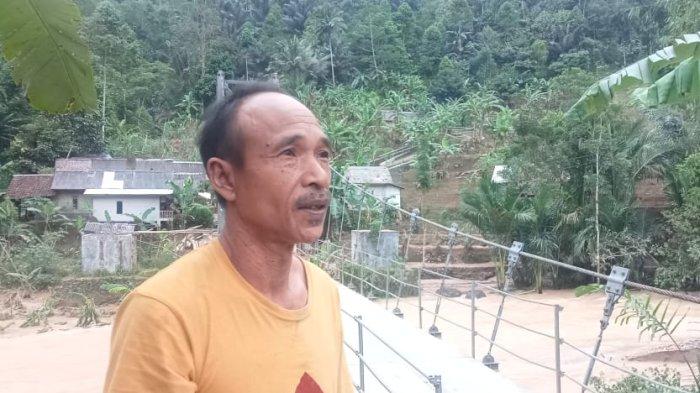 Saat Sungai Cidikit yang berada di Kampung Cimentong, Desa Cidikit, Kecamatan Bayah, Kabupaten Lebak, Rusta menggendong ibu kandungnya, Rabu (4/12/2024).