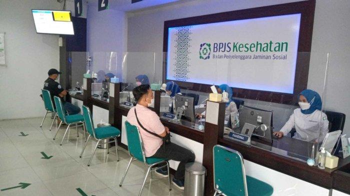 Rustam sempat bingung, takut, dan bercampur aduk, saat istrinya harus segera bersalin pada usia kandungan menginjak tujuh bulan pada Mei lalu.