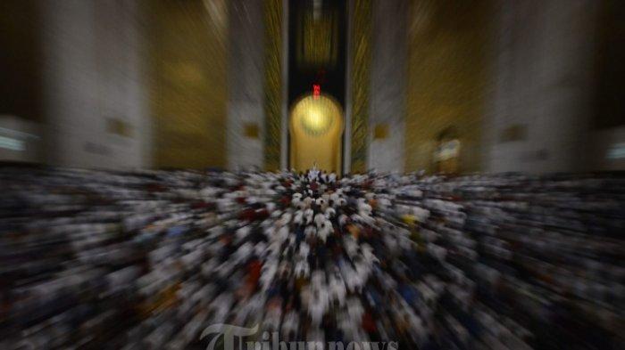 Umat muslim menunaikan ibadah shalat Tarawih pertama di Masjid Nasional Al Akbar, Minggu (5/5).