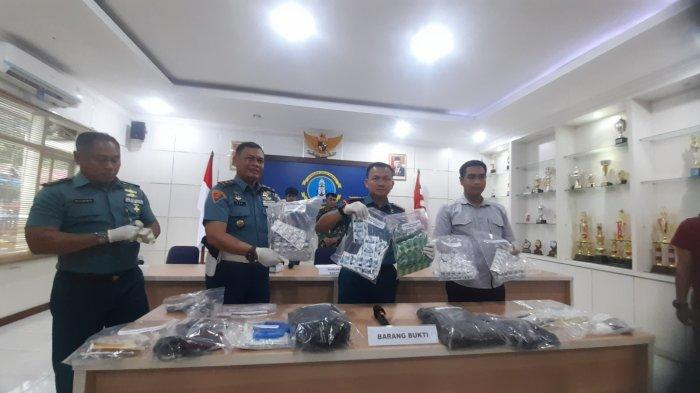 UH, pria asal Perumahan Pondok Indah State, Panancangan, Kecamatan Cipocok Jaya, Kota Serang selain jadi TNI AL gadungan juga nyamar jadi tenaga medis