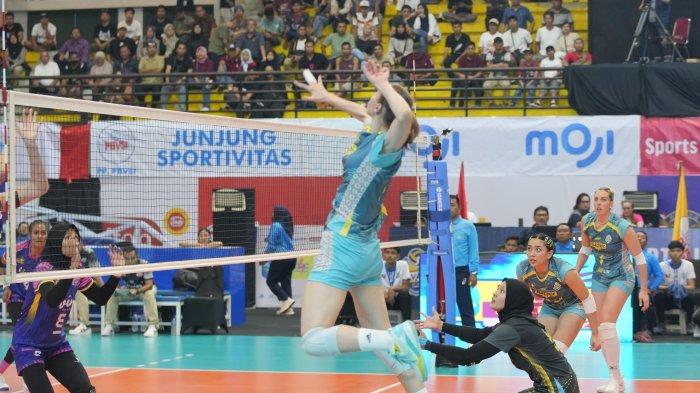 Pemain Jakarta Electric PLN melakukan serangan saat bertanding menghadapi Jakarta Livin Mandiri pada pertandingan pekan pertama PLN Mobile Proliga 2024. PLN optimistis bisa meraih hasil maksimal pada pekan kedua yang akan berlangsung di GOR Jatidiri, Semarang.