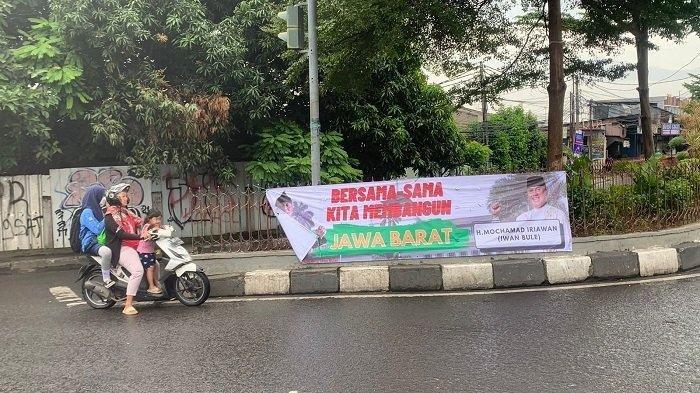 Usai Kongres Luar Biasa (KLB) PSSI resmi digelar, spanduk Iwan Bule membangun Jawa Barat mulai terpasang di wilayah Bekasi.