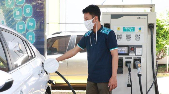 Ari, pengguna mobil listrik sejak November 2022, mengaku senang karena di Provinsi Banten sudah tersebar stasiun pengisian kendaraan listrik umum (SPKLU). Sebaran SPKLU membuat pria yang hobi pelesiran ini merasa aman karena bisa mengisi daya yang disediakan PLN.