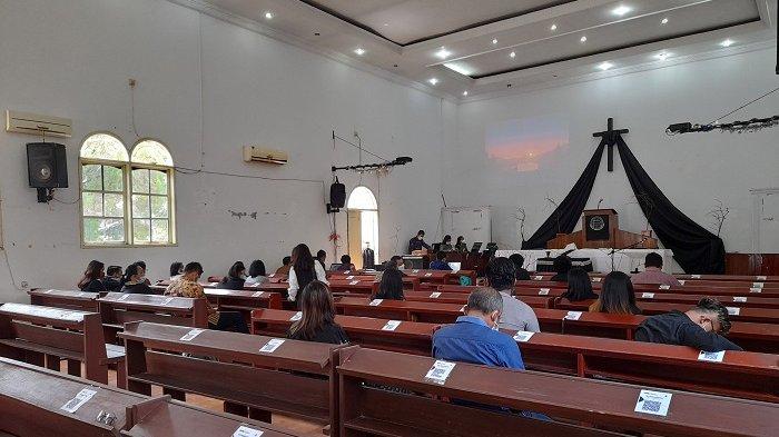 Suasana ibadah Jumat Agung di Gereja Kristen Pasundan di Jalan Sunan Kalijaga nomor 5, Kelurahan Muara Ciujung Barat, Kecamatan Rangkasbitung, Kabupaten Lebak, Banten, pada Jumat (2/4/2021). Ibadah tersebut mendapat penjagaan ketat polisi bersenjata lengkap dan penerapan protokol kesehatan Covid-19.